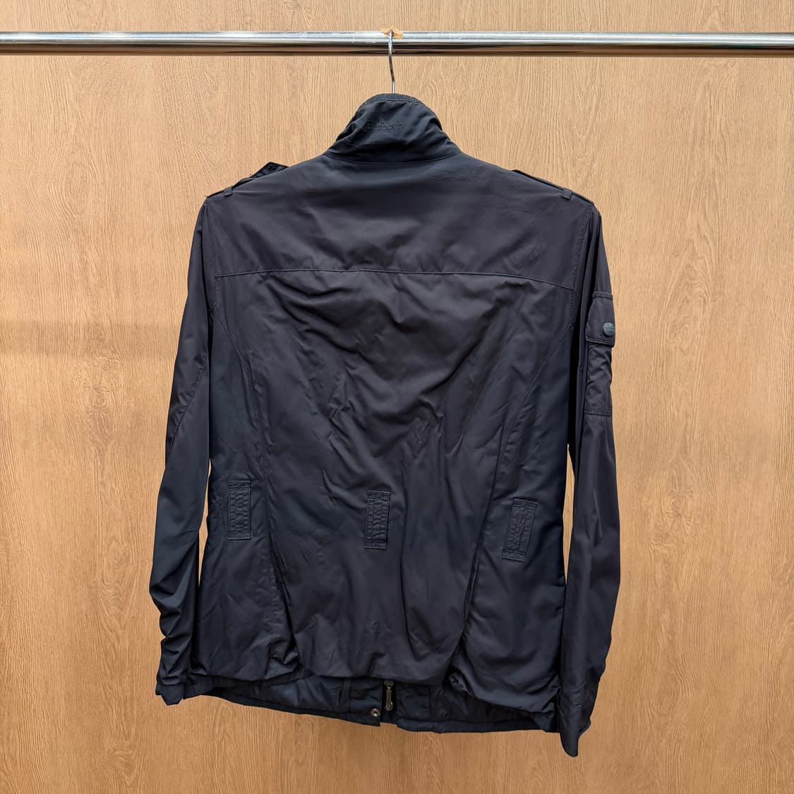 바버 하이넥 레귤러핏 라이트 웨이트 자켓 견장 멀티 포켓 디테일 블랙 상품이미지3