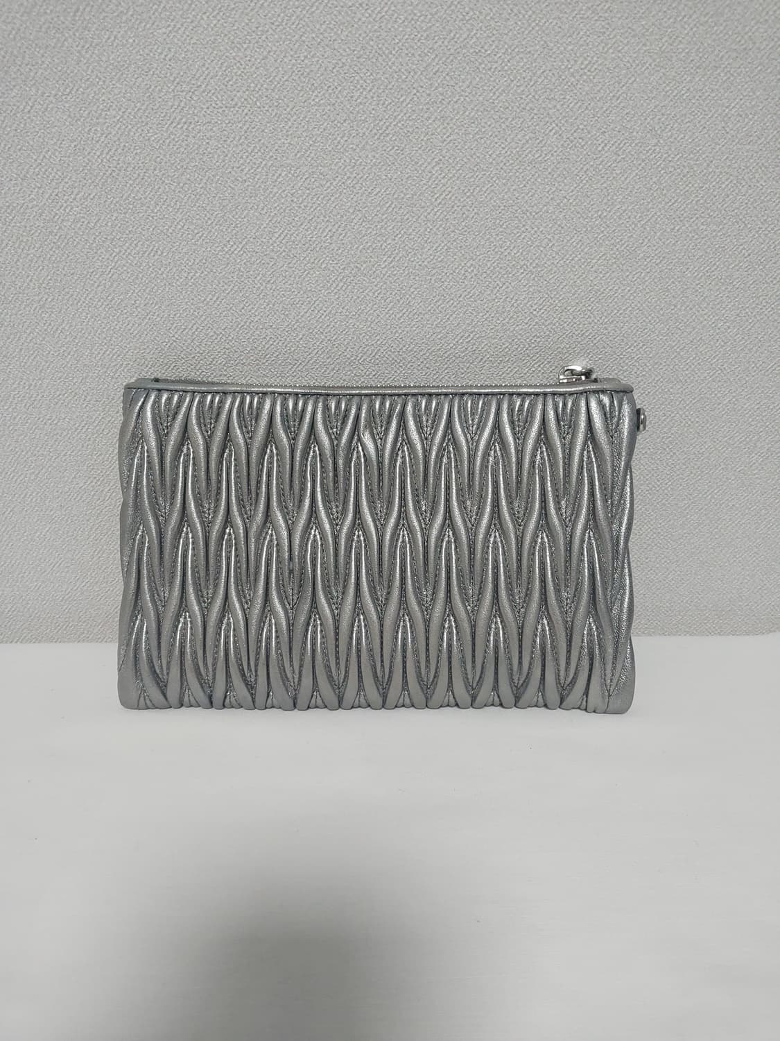 정품 미우미우 마테라쎄 클러치 실버 상품이미지5