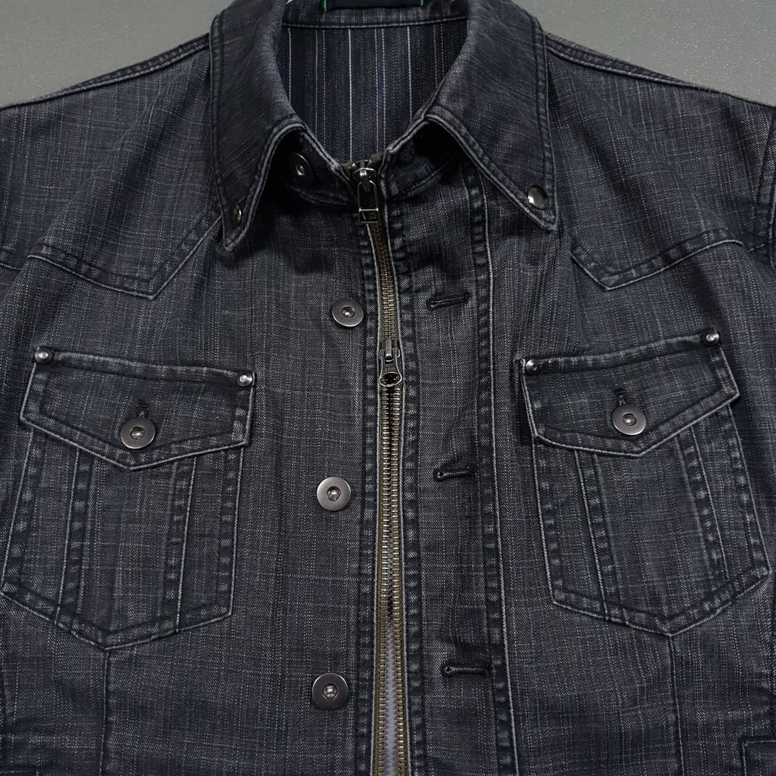 엘르 옴므 버튼 지퍼 디테일 흑청 데님 트러커 자켓 청자켓 상품이미지4