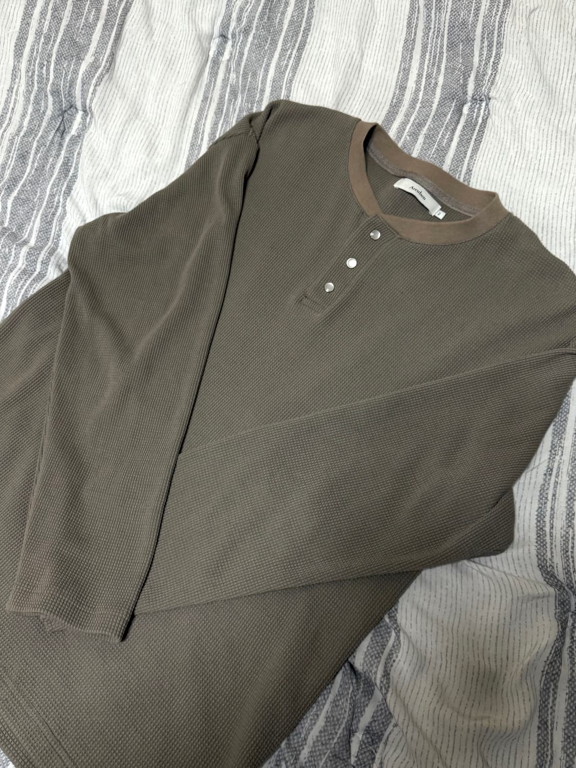 (2) 아르반 펄 버튼 넥 와플 롱슬리브 더스트 베이지 상품이미지3