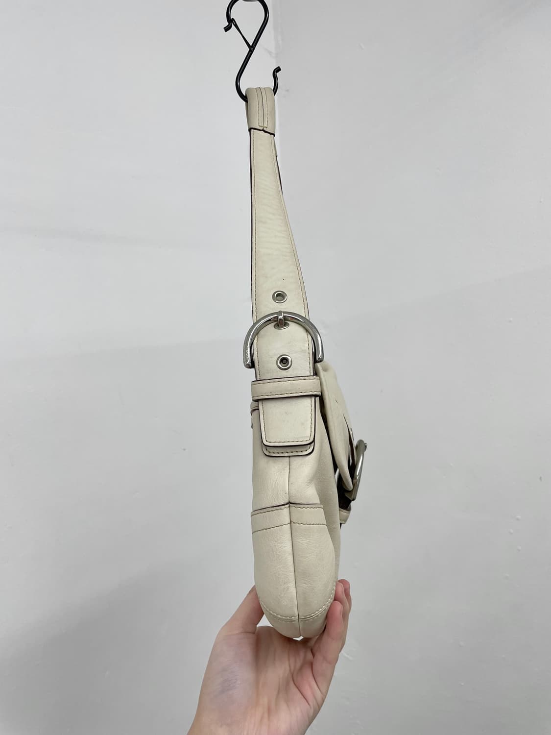 아이보리 코치 버클 숄더백 상품이미지5