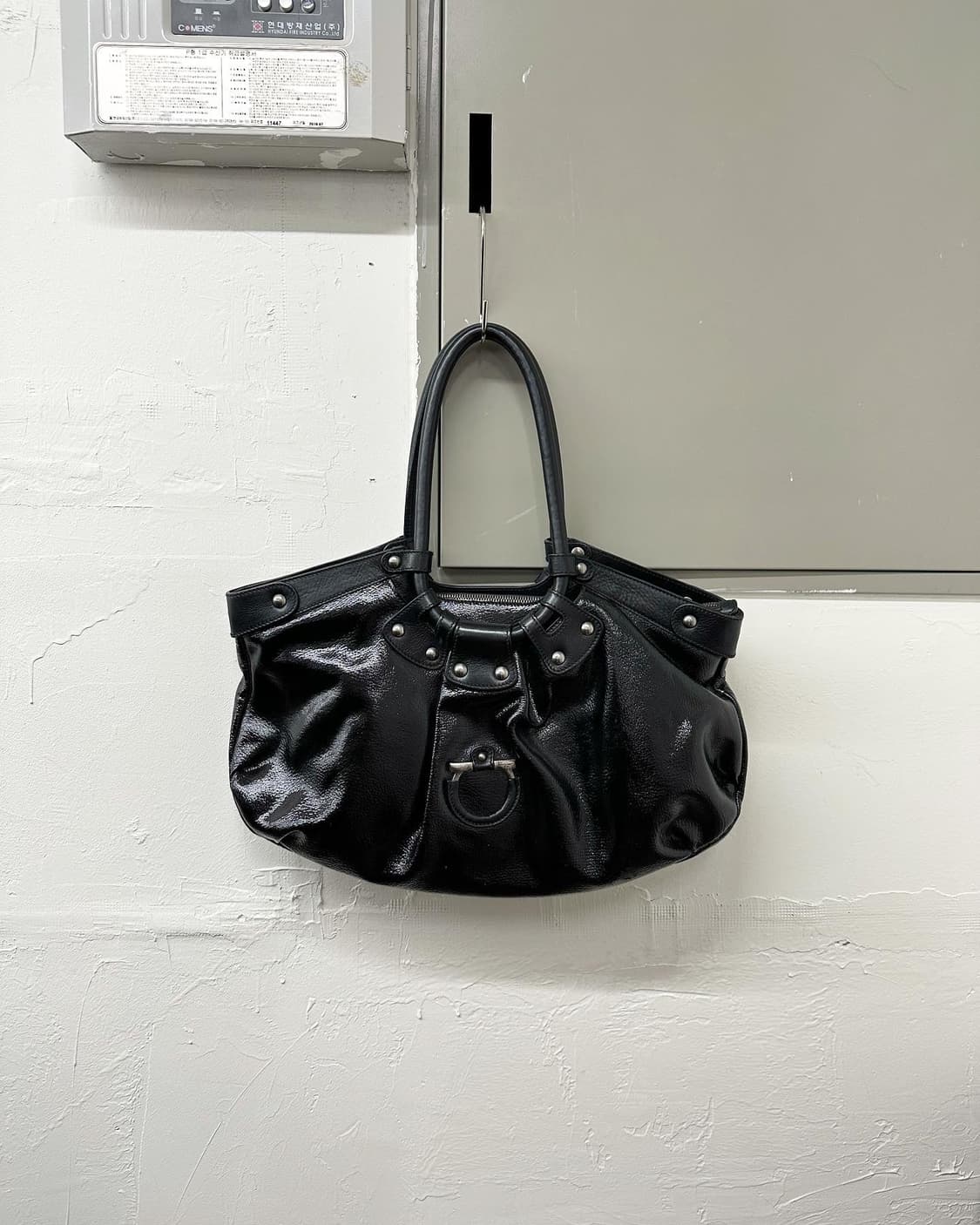 페라가모 블랙 페이턴트 레더 숄더백  상품이미지2