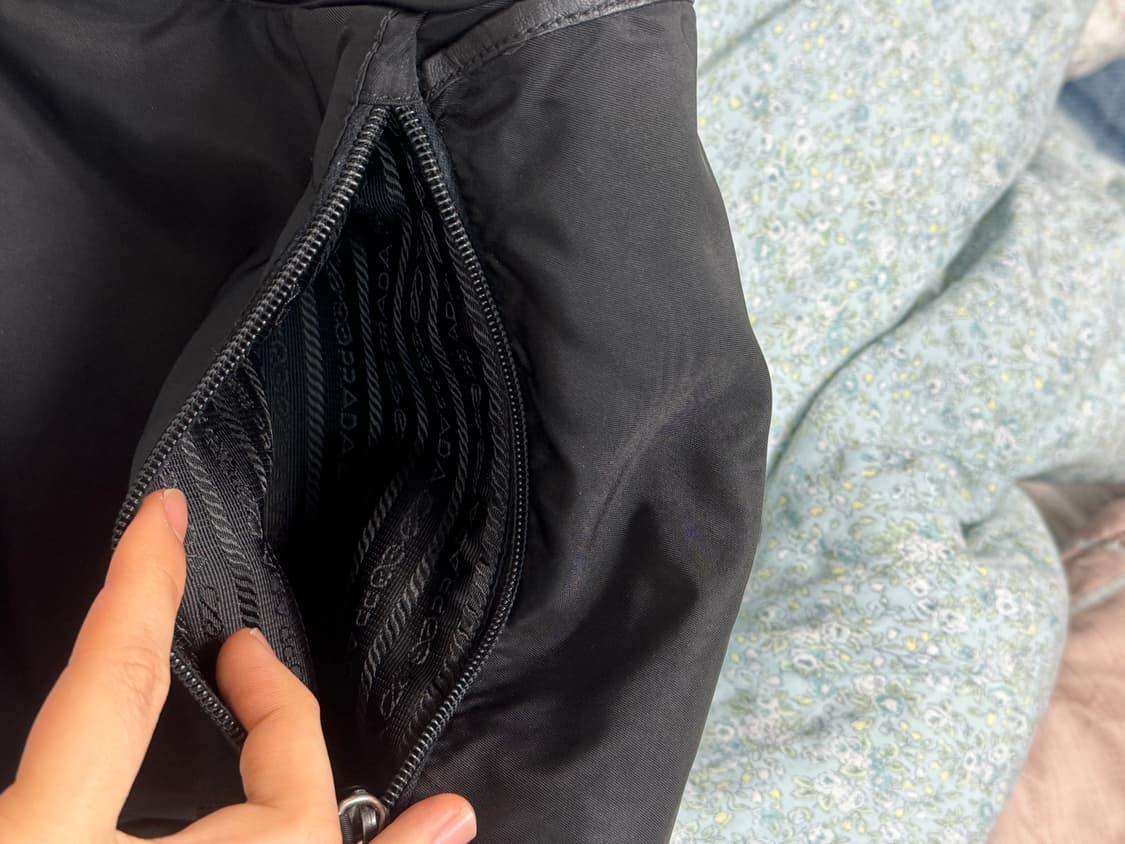 (주우재) 정품 감정완료 남녀공용 프라다 블랙 나일론 테수토 메신저백 상품이미지5