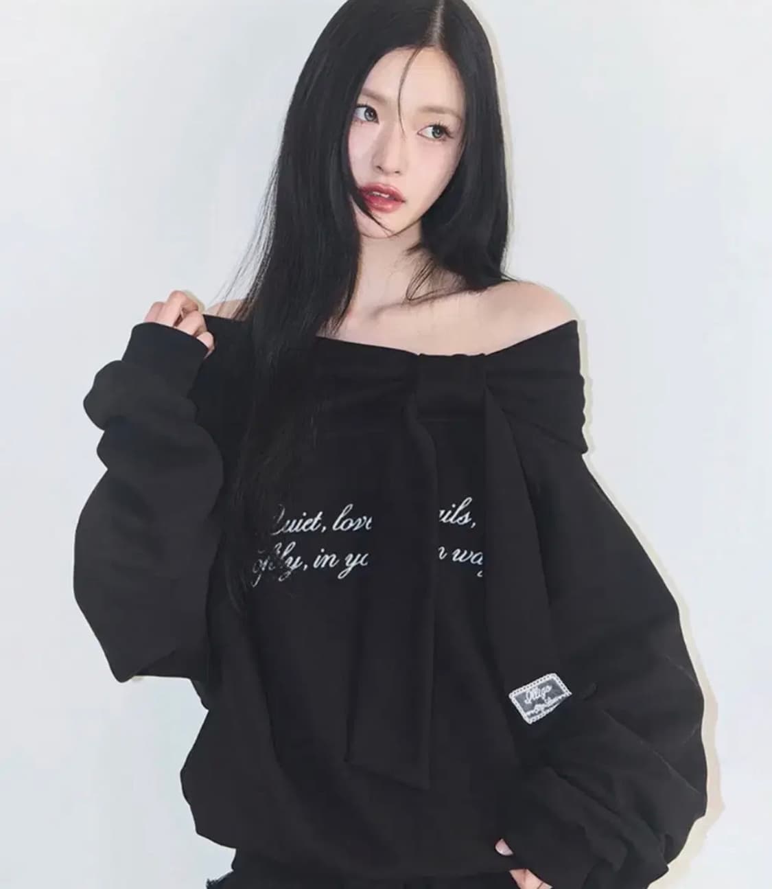 일리고 퓨어 보우 오프숄더 맨투맨 블랙 상품이미지1