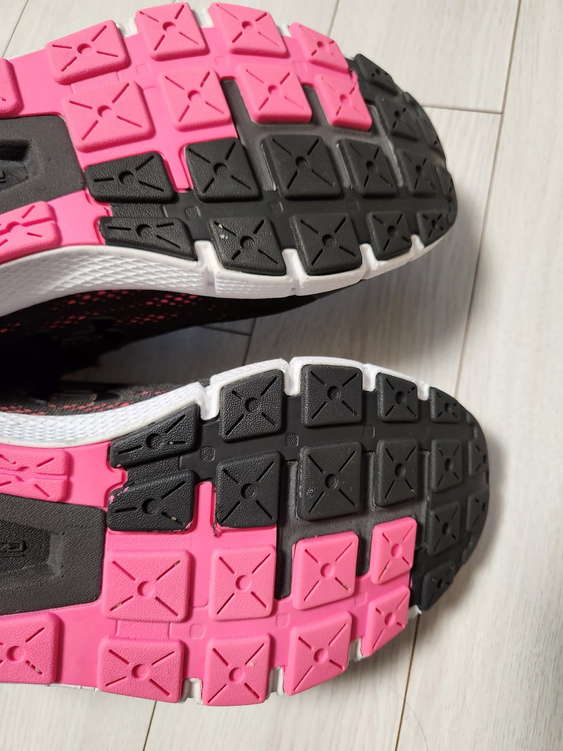 언더아머 운동화 차지드 로그 런닝화 헬스화 사이즈240

아웃솔 사용감외 상품이미지8