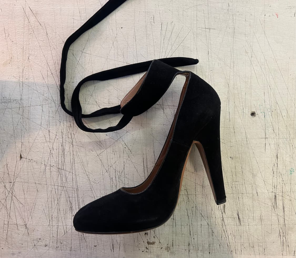 Alaïa  스웨이드 앵클 스트랩 힐 상품이미지1