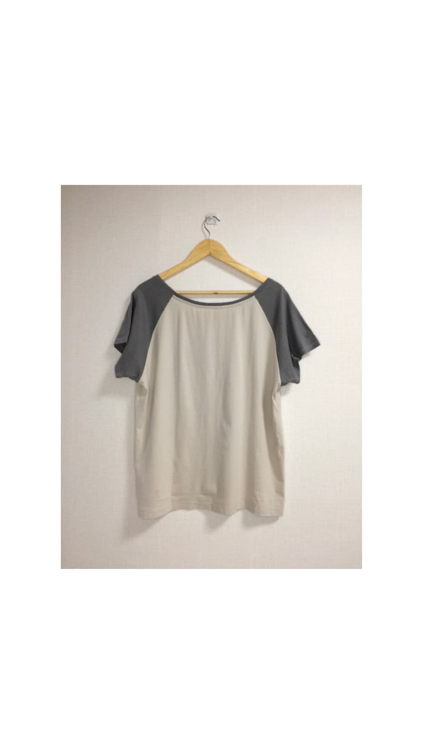 유니클로 x 헬로키티 빅 프린팅 차콜 베이지 반팔 상품이미지3