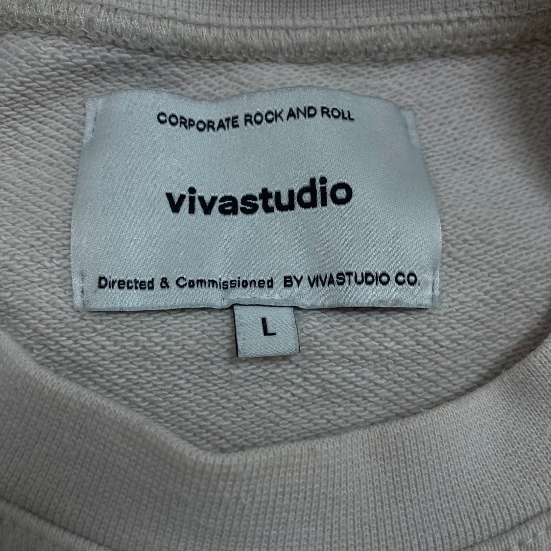 비바스튜디오 스펠아웃 아이보리 맨투맨 상품이미지3