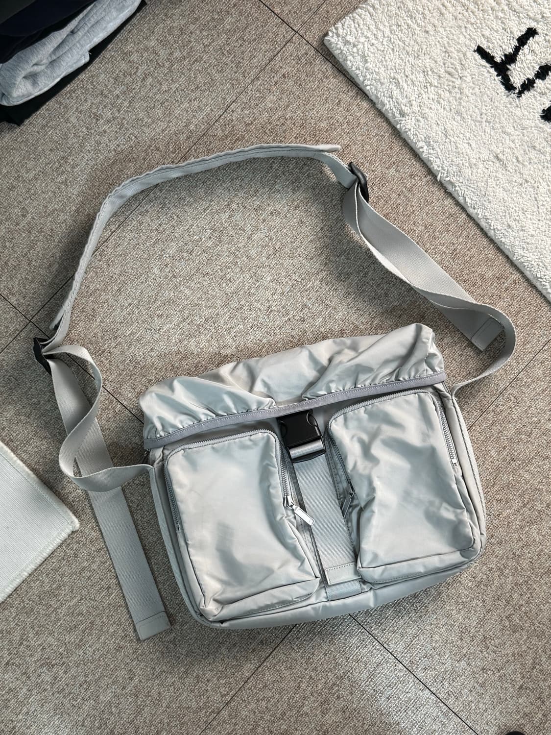 착샷ㅇ) 이얼즈어고 투웨이 메신저 백 라이트그레이 상품이미지2