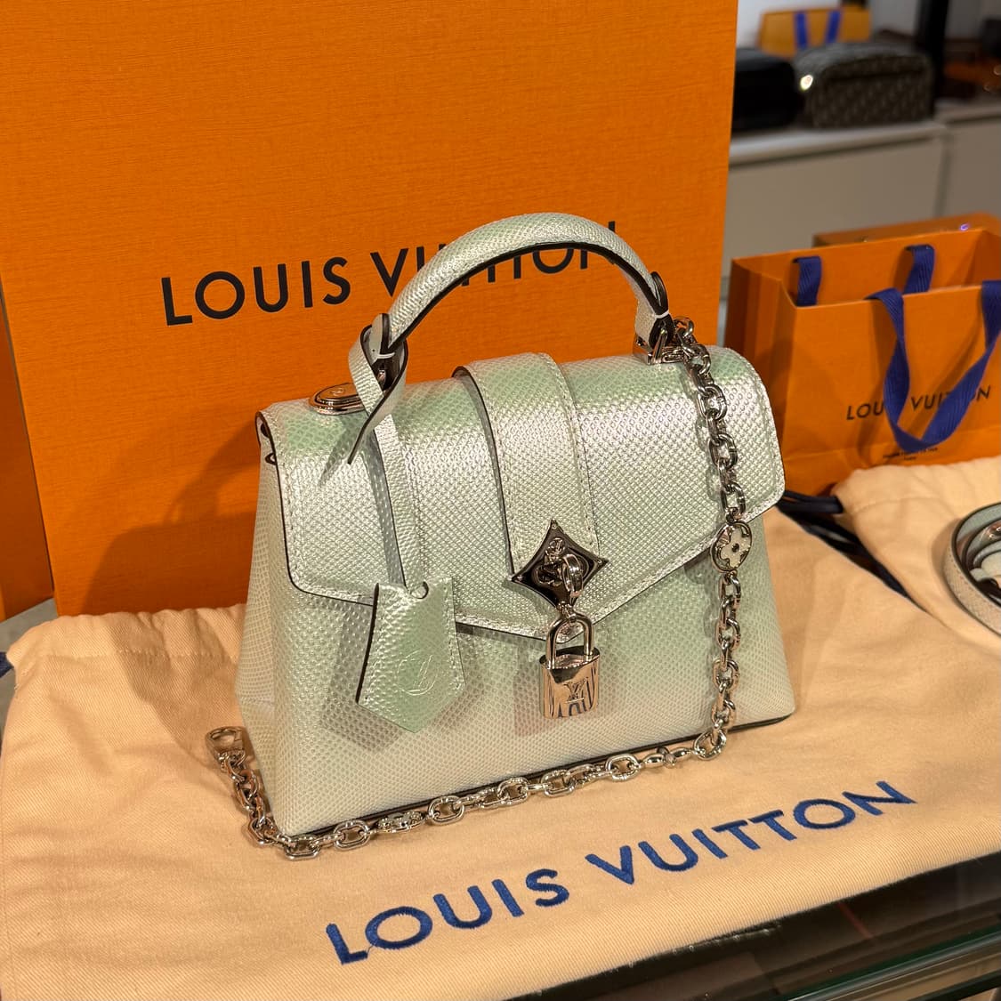 [25년] 루이비통 이그조틱 카룽 로즈 데 벙 미니 크로스백 상품이미지3