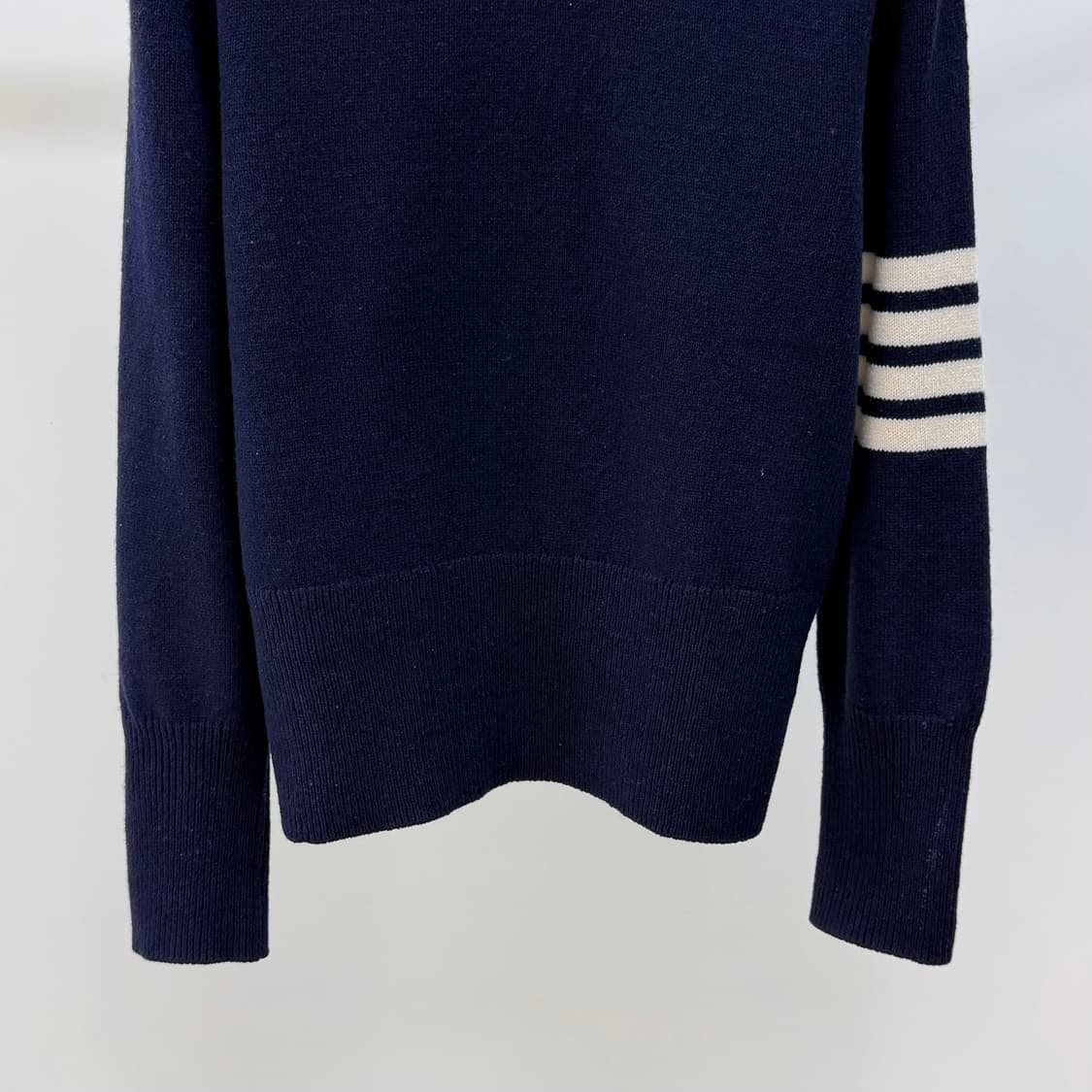 [S+급/2] 톰브라운 사선완장 크루넥 울 니트 네이비 상품이미지4