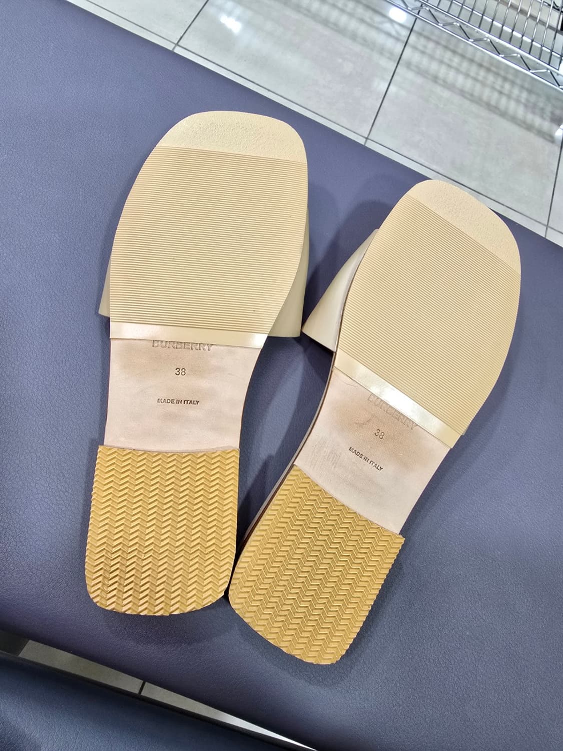 [정품] 버버리 TB로고 슬리퍼 상품이미지5