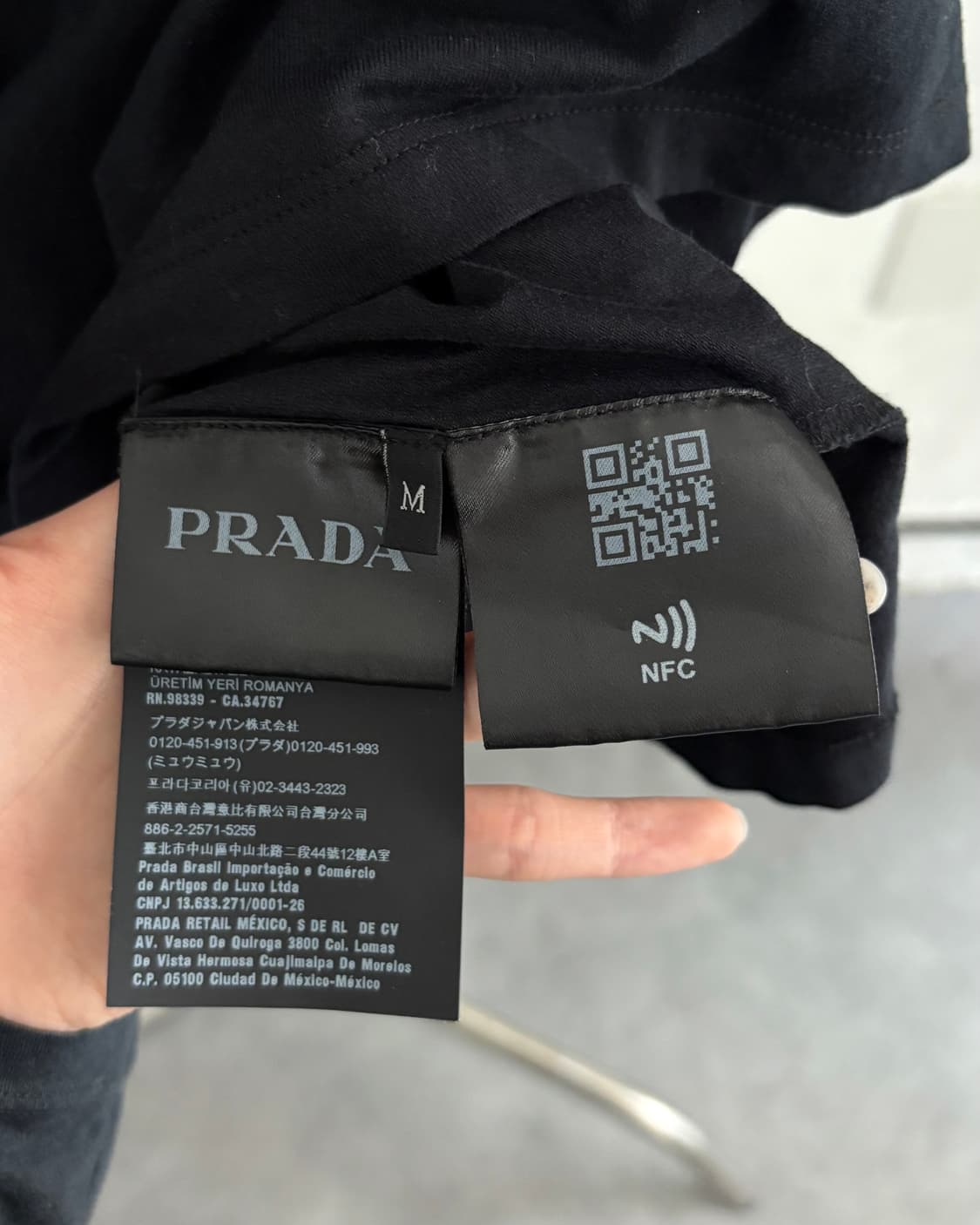 Prada 프라다 나일론 포켓로고 브이넥 티셔츠 상품이미지5
