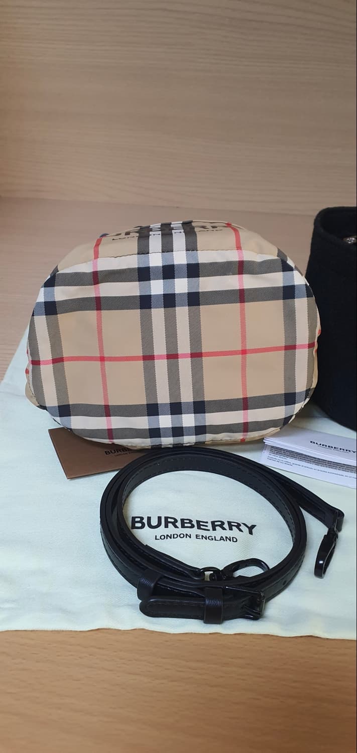 버버리 포이베 크로스백/버킷백 새상품급 정품(감정O) 상품이미지8