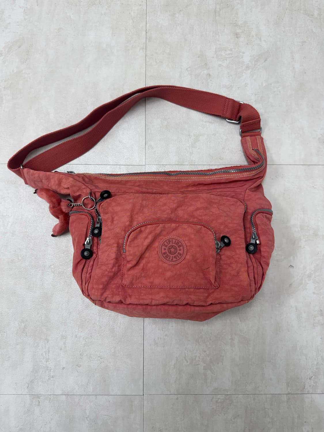 •Kipling 히피 Y2K 슬링백 코랄  상품이미지2