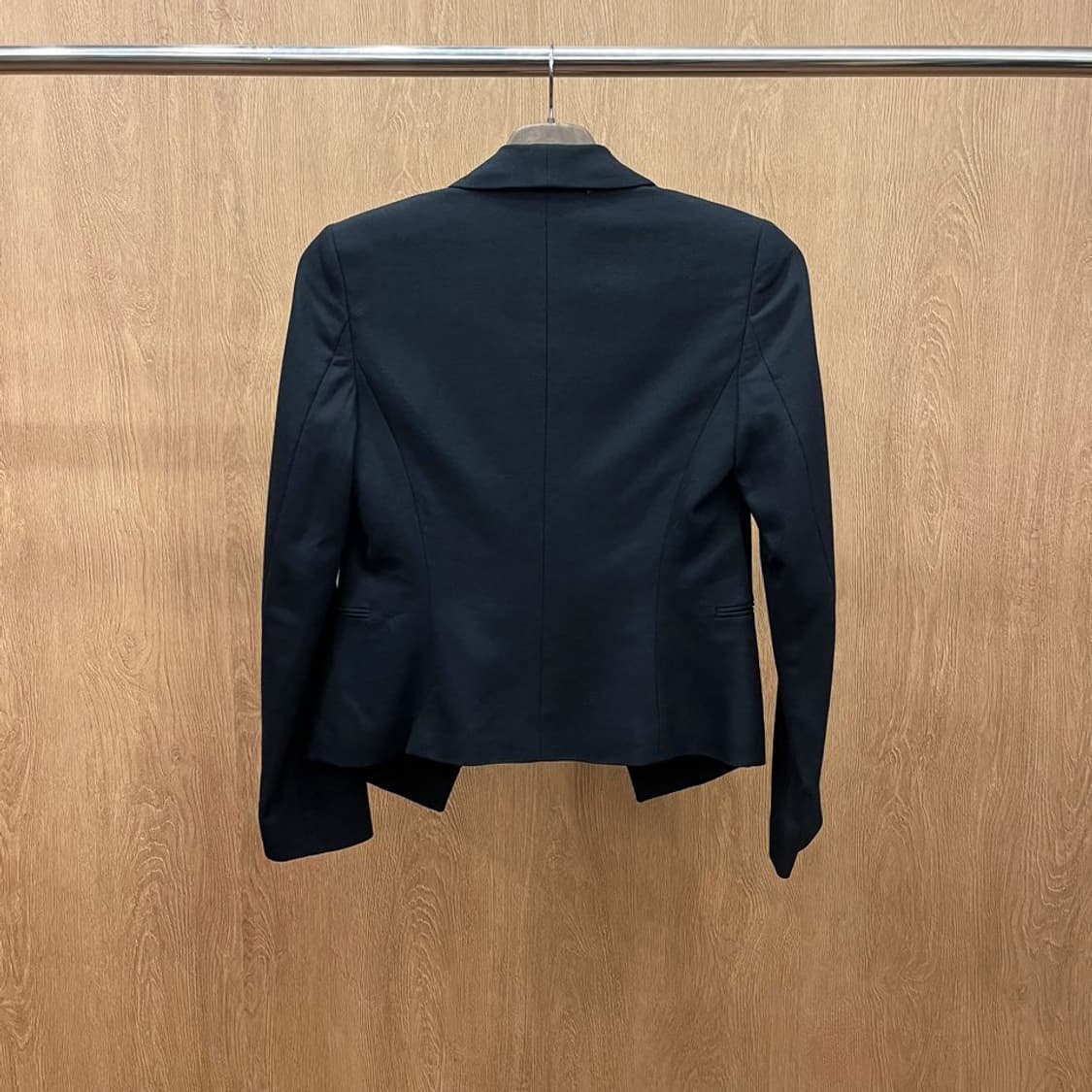 띠어리 숏 블레이저 자켓 프론트 오픈 입체 패턴 절개 포켓 디테일 블랙 상품이미지3