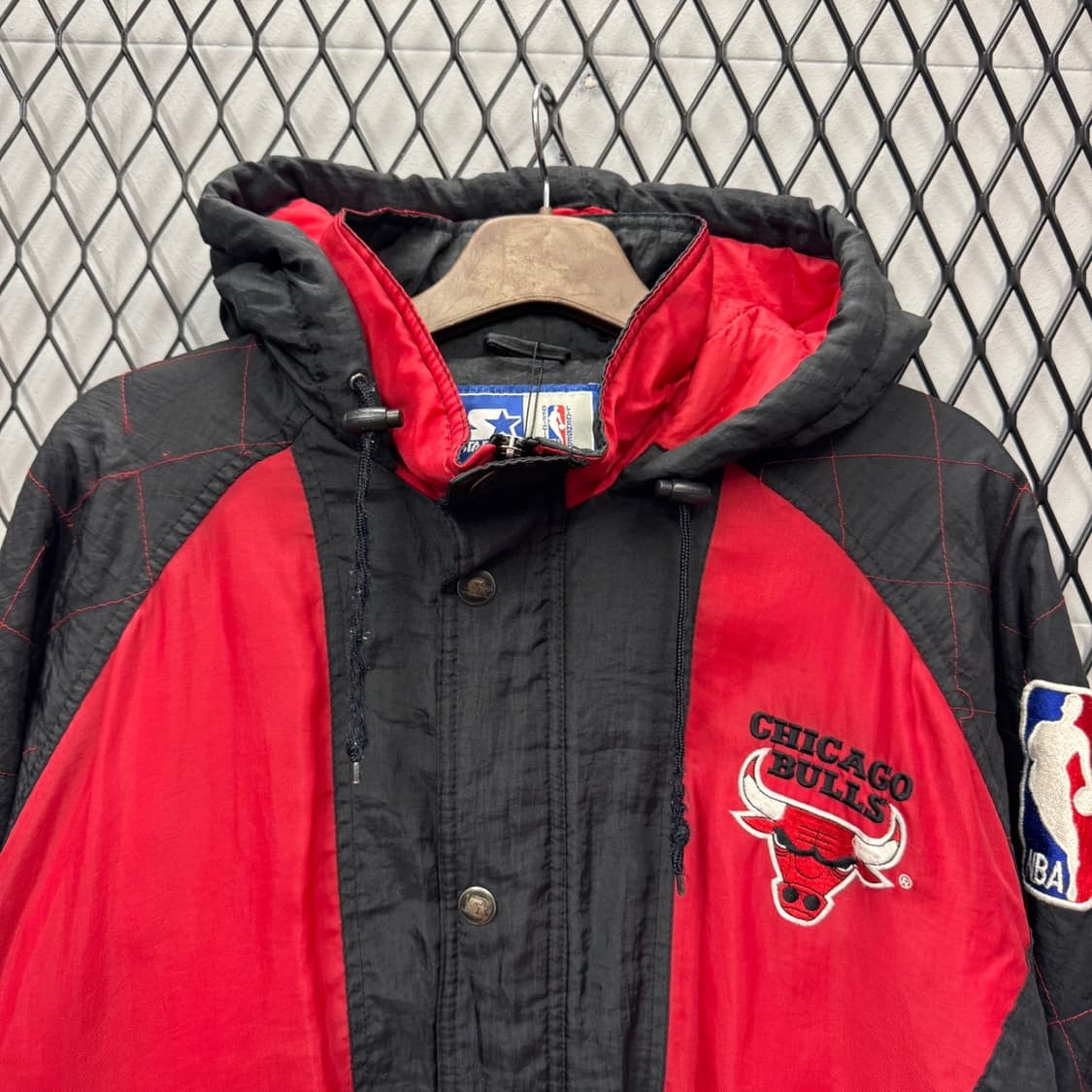 90s 스타터 X NBA 점퍼 사이드 로곧 디테일 레드 블랙 상품이미지3