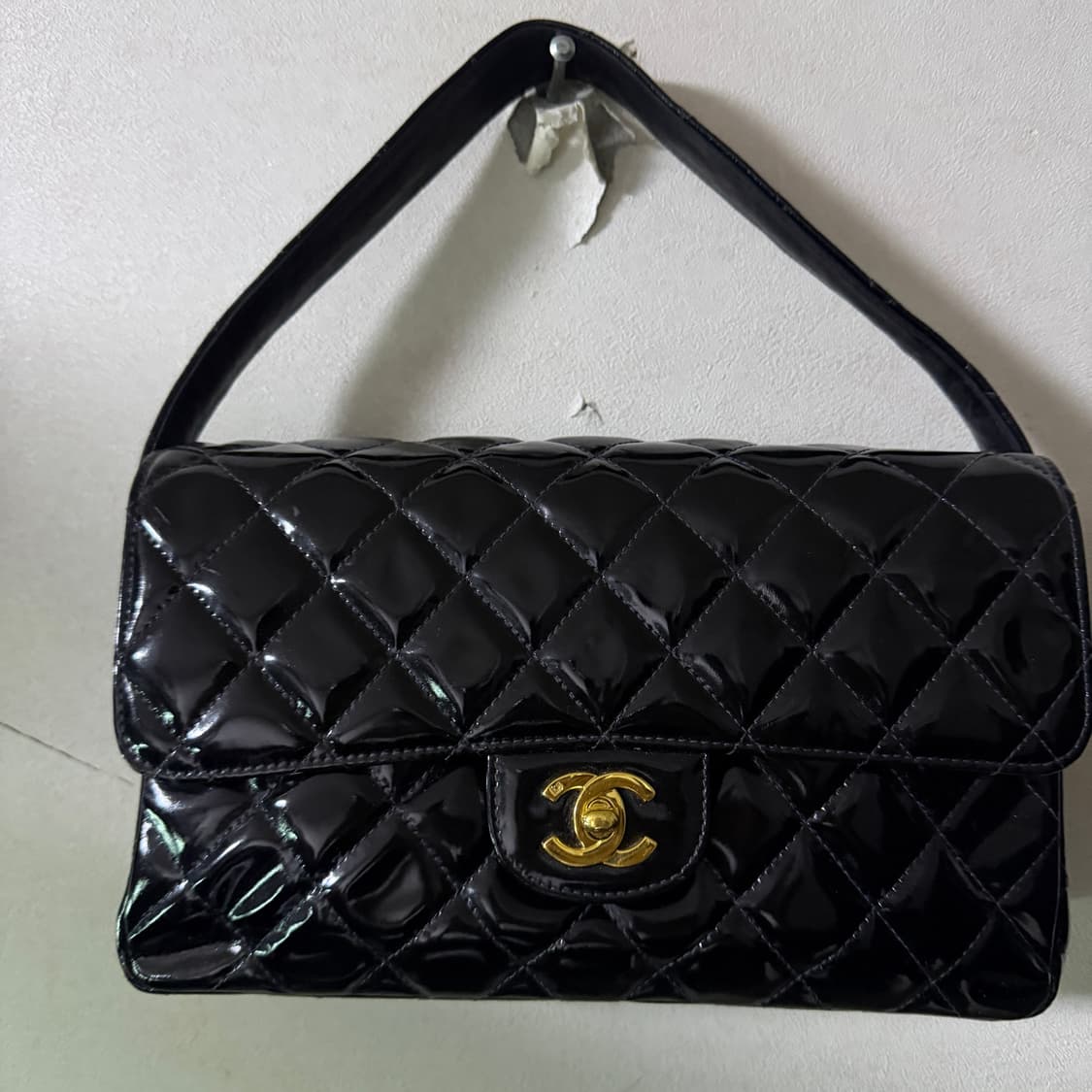 샤넬 블랙 페이던트 퀼팅 CC 양면 숄더백 상품이미지3