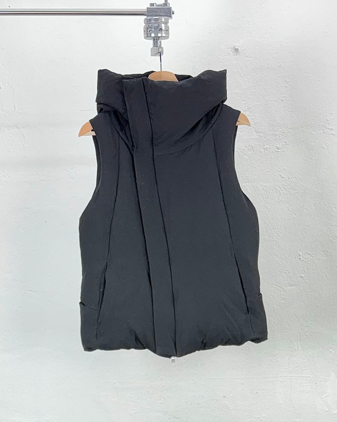 더 비리니 안느 벤타 비대칭 하이넥 후디 구스 다운 패딩 베스트 상품이미지1