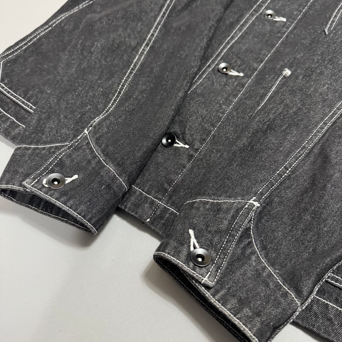 센스오브플레이스 블랙컬러 워시드 4포켓 데님 커버올 자켓 상품이미지5