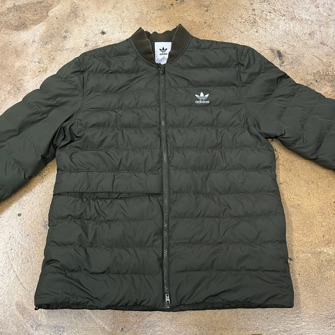 아디다스 카키 하늘 로고 경량 숏패딩  상품이미지3