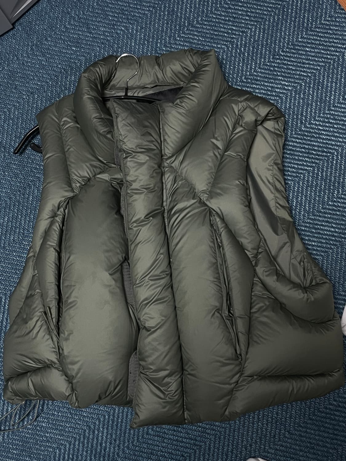 [L] 엔타이어 스튜디오 패딩 베스트 카키 상품이미지1