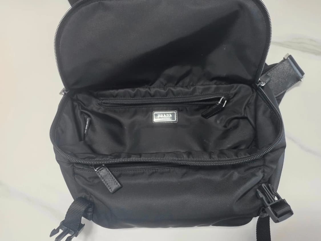 프라다 바이커백 라지 블랙 상품이미지3