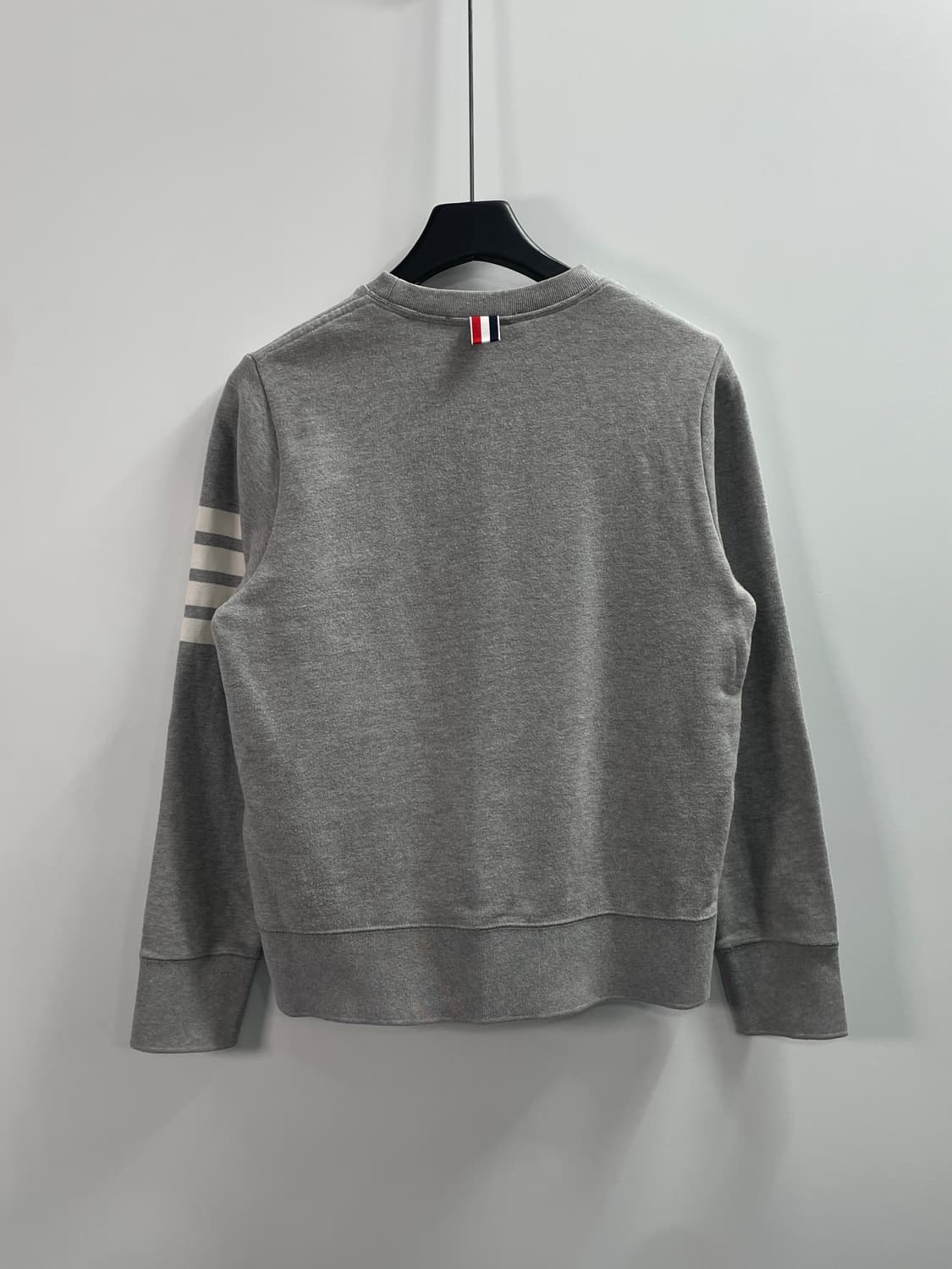 톰브라운 사선 라운드 맨투맨 (on.733) 상품이미지3