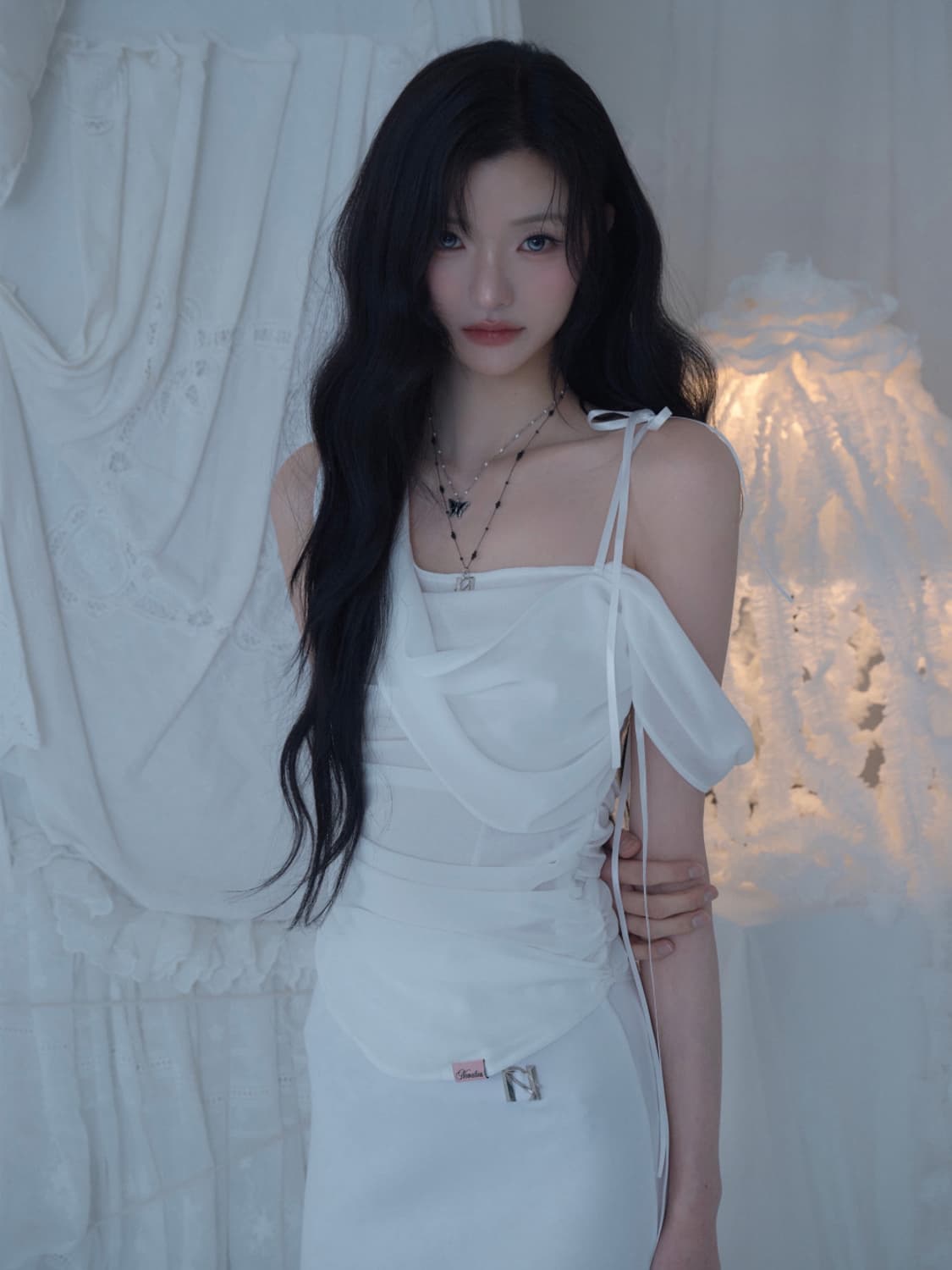 미개봉) 뉴얼린 글로우 쉬폰 셔링 슬리브리스 블라우스 화이트 상품이미지1