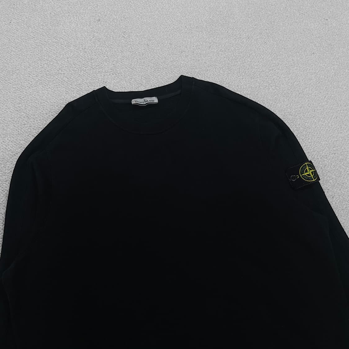 스톤아일랜드 와펜 패치 크루넥 맨투맨 블랙 상품이미지3