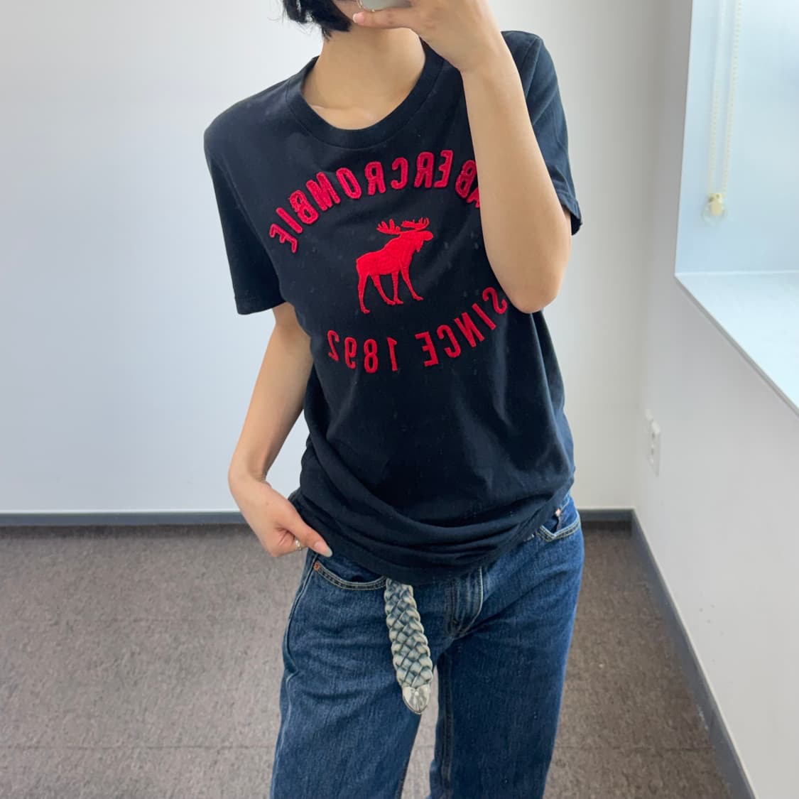 Abercrombie 아베크롬비 레드 스펠아웃로고 블랙 반팔  상품이미지2