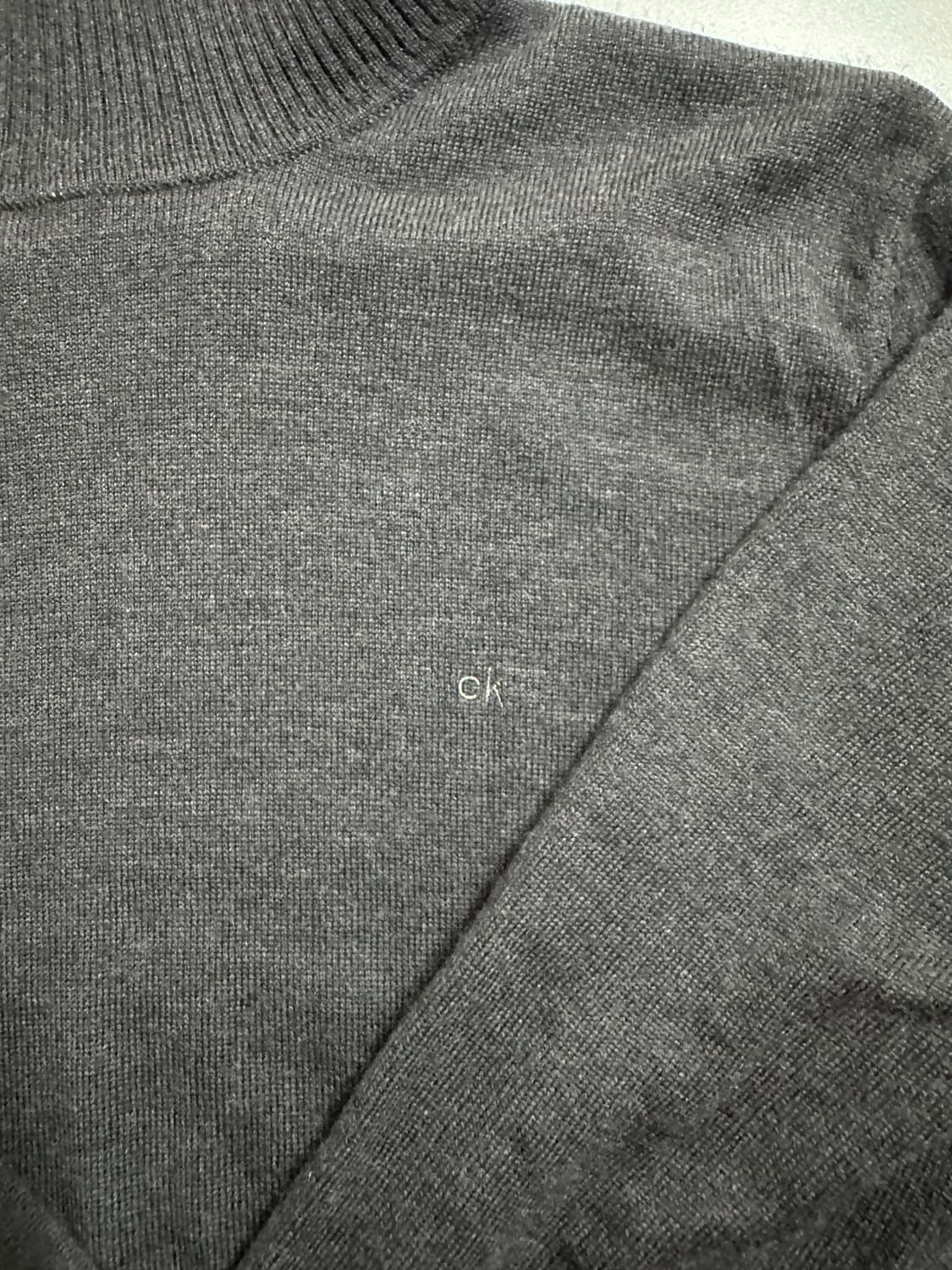 캘빈클라인 CK 메리노울 터틀넥 니트 다크그레이 상품이미지4