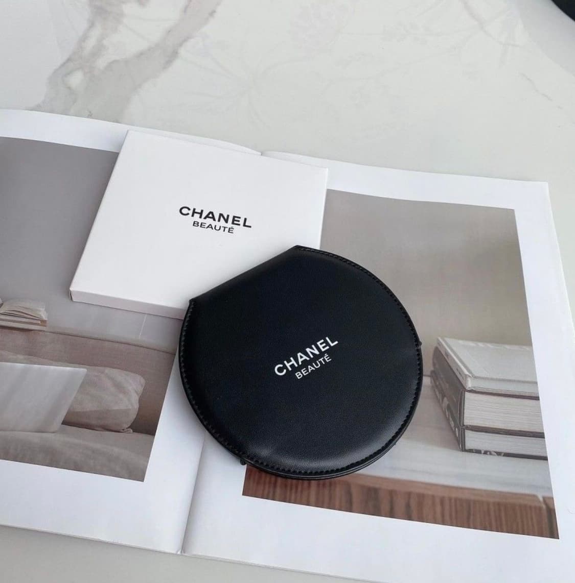 샤넬 뷰티 접이식 미니 탁상 거울  상품이미지2