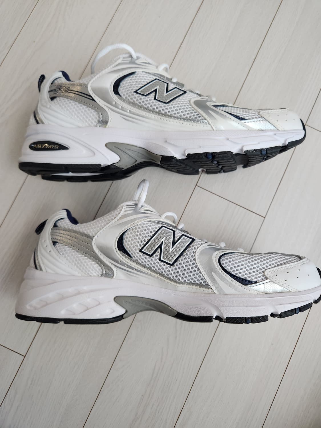 뉴발란스 운동화 530 화이트인디고 MR530SG 사이즈275

오염 하 상품이미지6