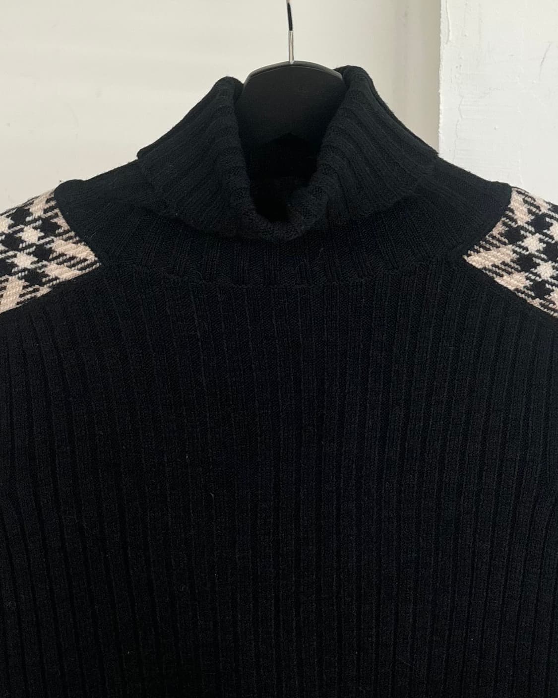 버버리 블랙 노바체크 숄더 터틀넥 니트  상품이미지2