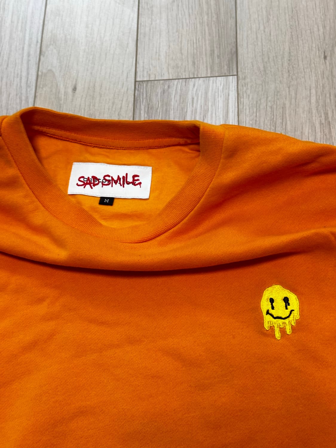 커스텀 멜로우 새드스마일 스웻셔츠 상품이미지2