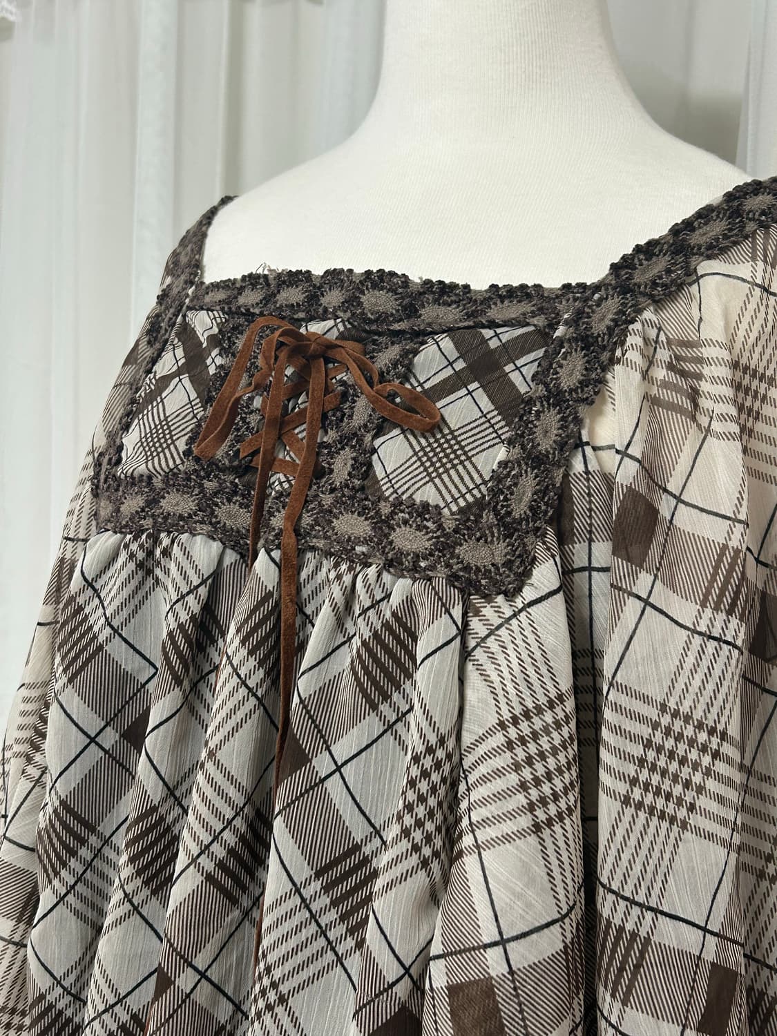 라떼모리 초코모카브라운 리본아일렛 케이프블라우스 상품이미지2