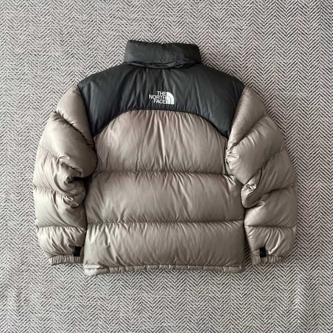 [90] 노스페이스 센터로고 베이지 700 눕시 패딩 상품이미지1