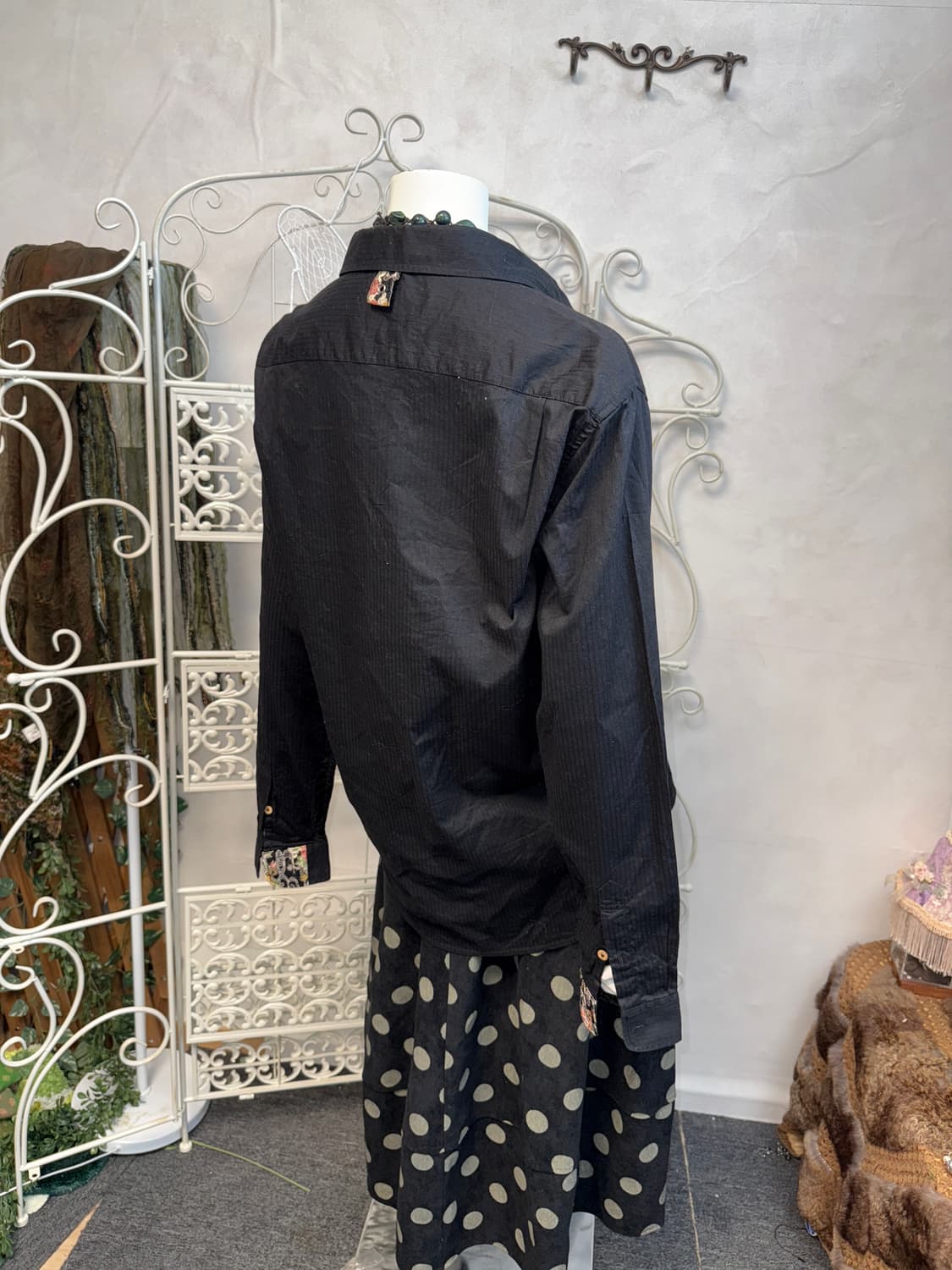 Black oriental detail over loose shirt 상품이미지5