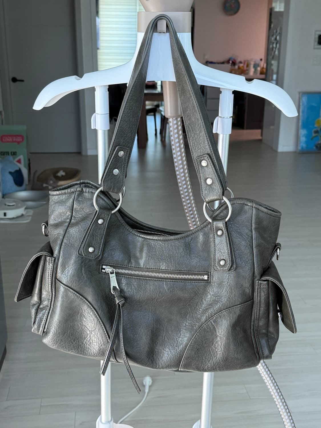 Studded Leather Shoulder Bag (Khaki) 상품이미지8