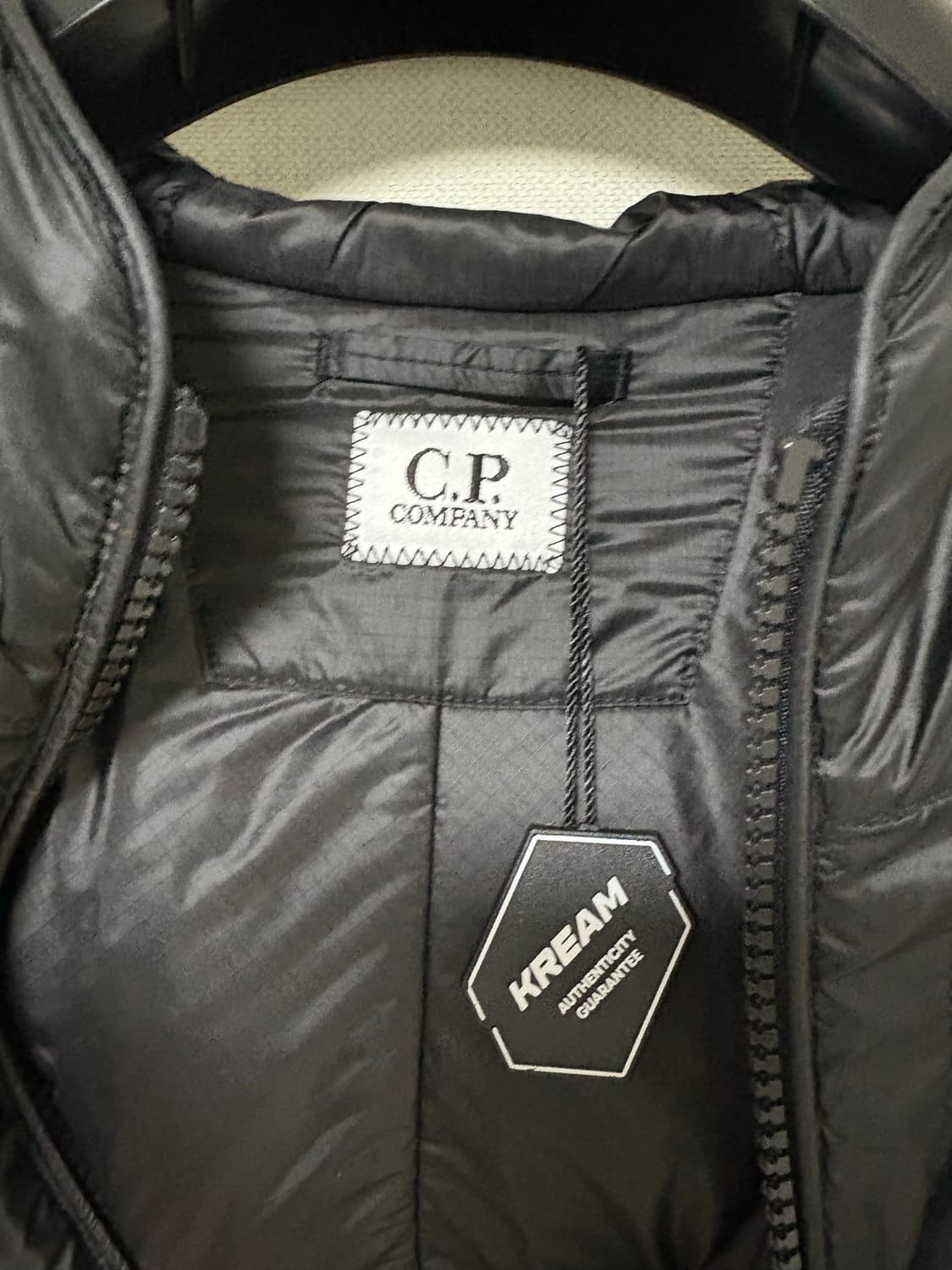 CP컴퍼니 나다 쉘 후드 패딩 자켓 블랙 M - 25FW 상품이미지4