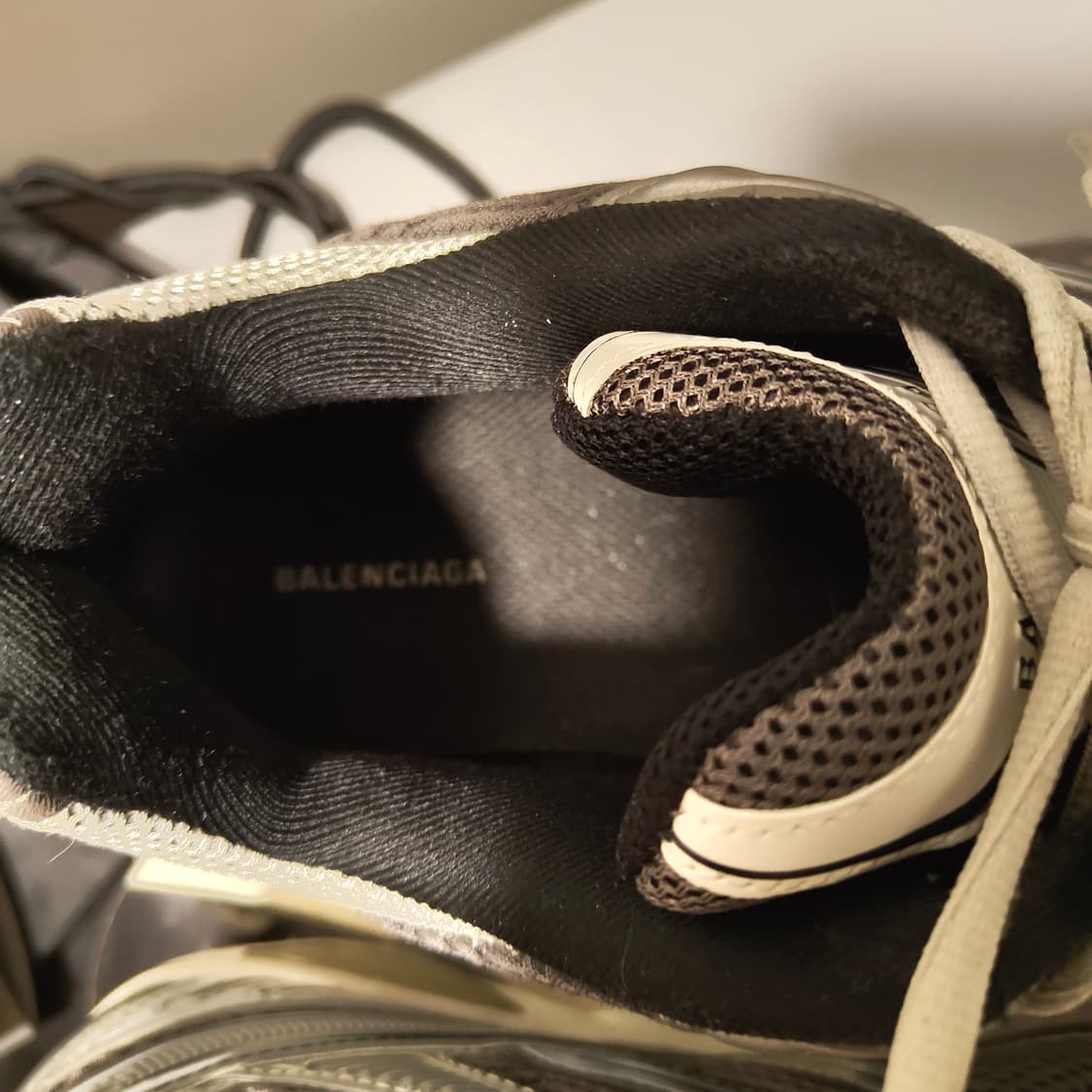 발렌시아가 엑스팬더
그레이 44
 상품이미지5