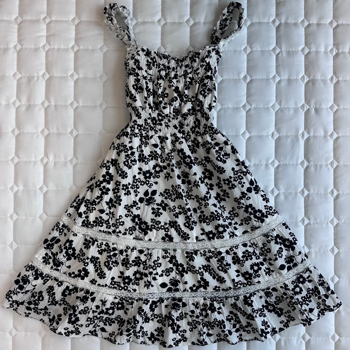 리즈리사(LIZ LISA) 블랙 플라워 셔링 원피스 상품이미지1