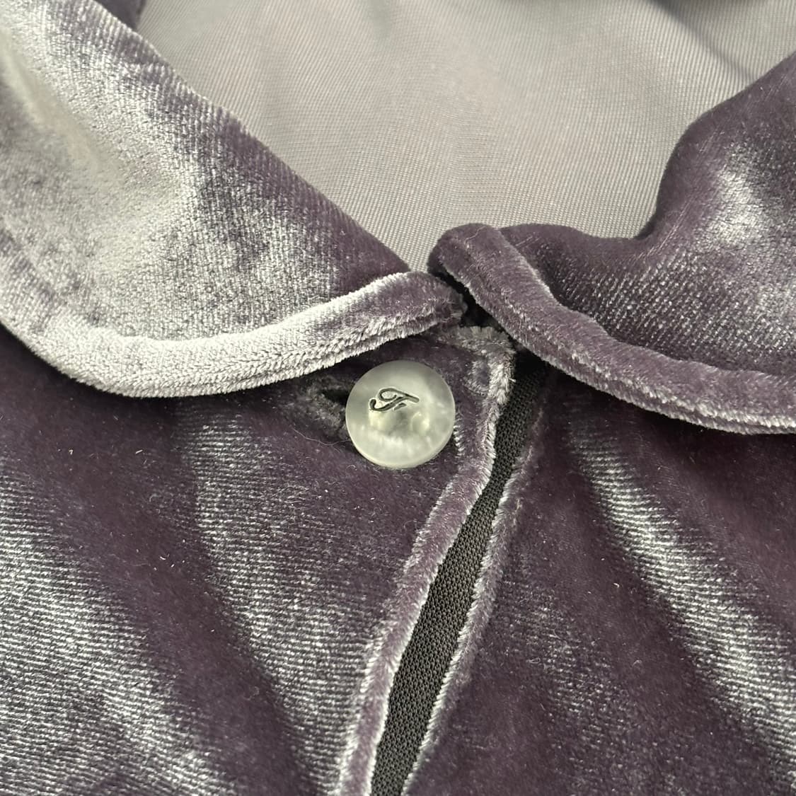 Faerie 샵 페어리 벨벳 라운드 카라 블라우스 챠콜 상품이미지3