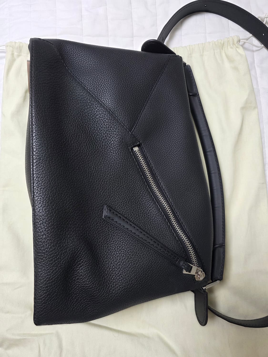 로에베 퍼즐백 라지 블랙  상품이미지2