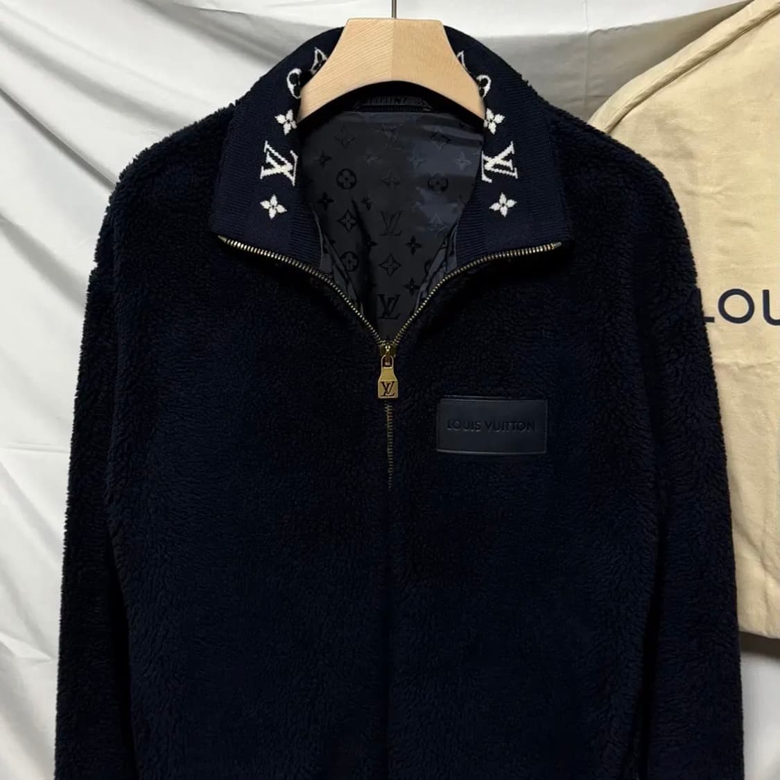 [S+급/L] 25FW 루이비통 레더패치 플리스 블루종 자켓 상품이미지2