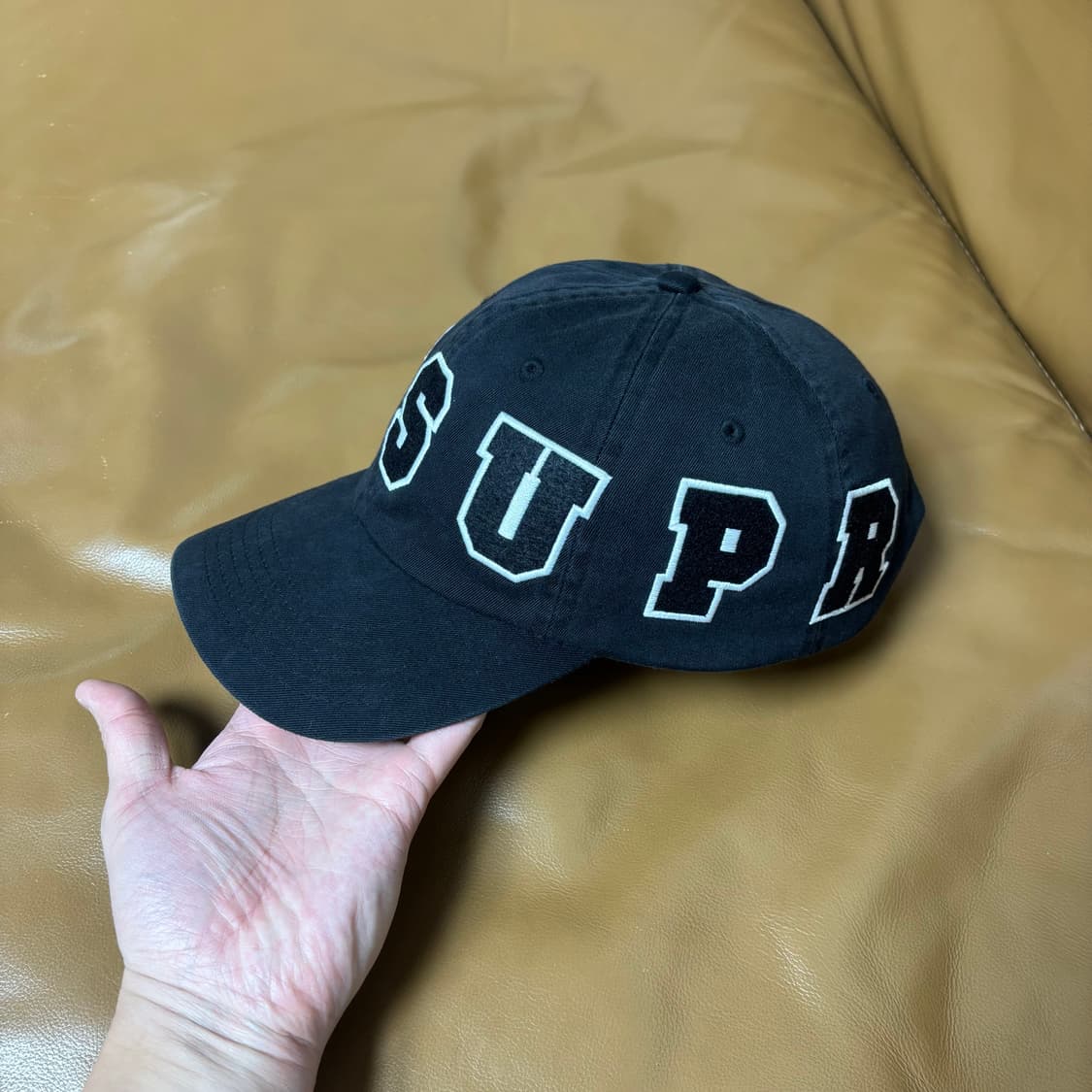 슈프림 6패널 볼캡 모자 스펠아웃 로고 블랙 상품이미지4