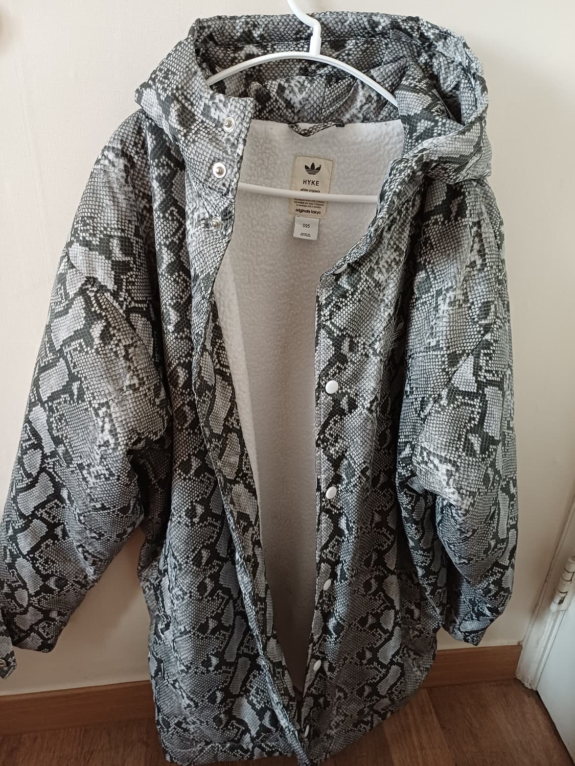 Adidas x Hyke python skin 패턴 플리스 자켓 상품이미지3