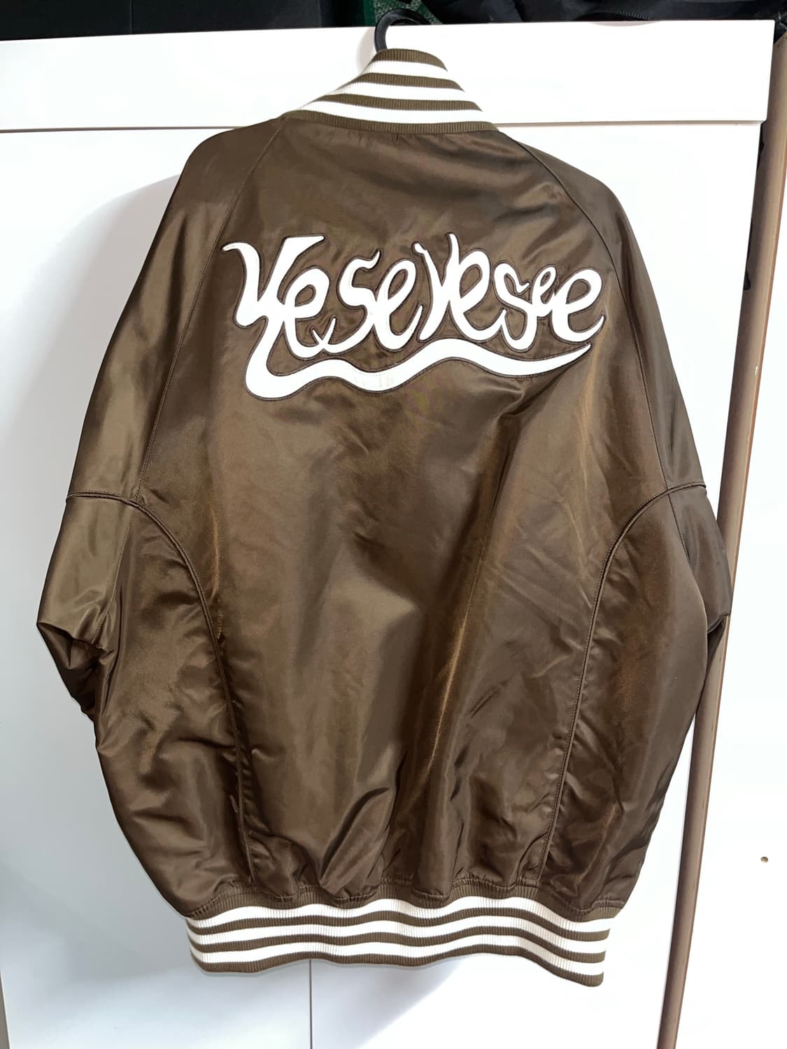 YESEYESEE Y.E.S Snail Logo Stadium Jacke 상품이미지3