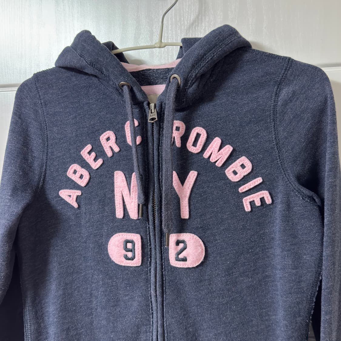 아베크롬비 핑크 스펠아웃로고 네이비 후드집업 상품이미지3